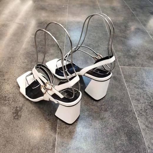 LFGJ 8505设计师款双带蛇纹皮中粗跟女凉鞋 商品图4