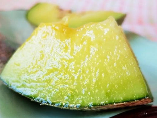 #牛三蜜瓜#，蜜蜂授粉，口感甜蜜绵柔，秀色可人，特别适合宝贝添辅食。底部微软就是最佳赏味时 商品图1