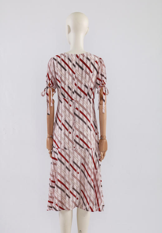 不对称吊脚摆斜排装饰扣连衣裙 商品图3