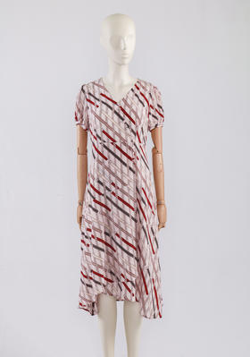 不对称吊脚摆斜排装饰扣连衣裙