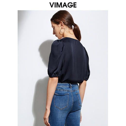 VIMAGE纬漫纪品牌女装休闲百搭V领衬衫纯色小上衣V1513108 商品图3