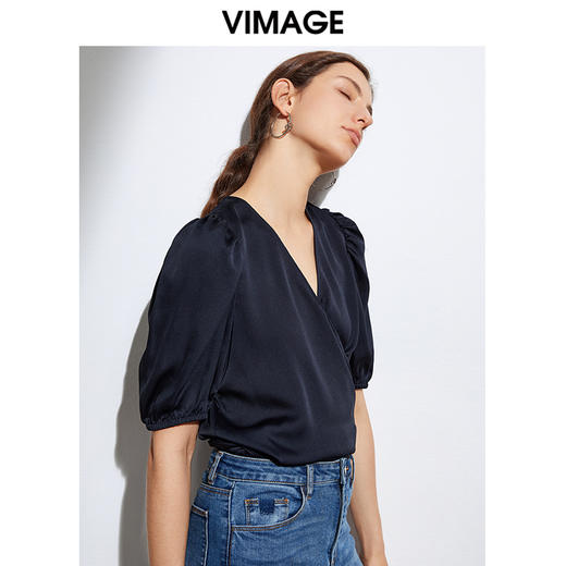 VIMAGE纬漫纪品牌女装休闲百搭V领衬衫纯色小上衣V1513108 商品图2