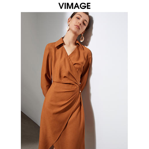 VIMAGE纬漫纪新款通勤纯色气质V领连衣裙VA2107113 商品图2