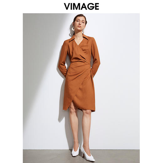 VIMAGE纬漫纪新款通勤纯色气质V领连衣裙VA2107113 商品图1