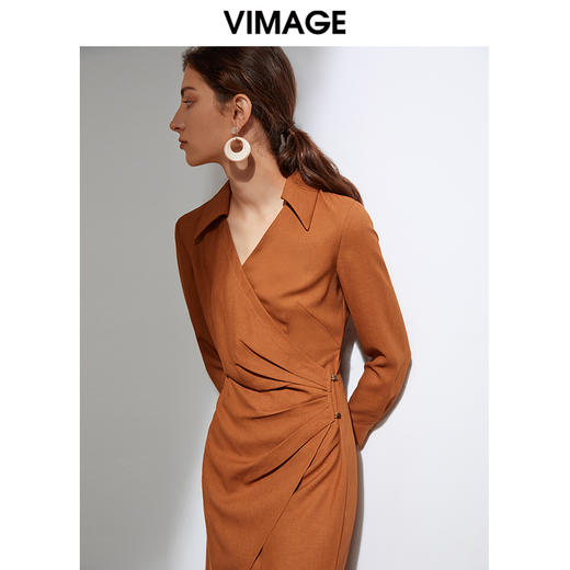 VIMAGE纬漫纪新款通勤纯色气质V领连衣裙VA2107113 商品图4