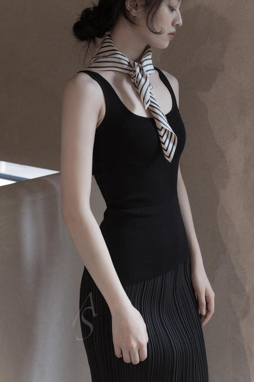 TOTEME 白色/黑色/浅沙色urda U型领针织背心 商品图5