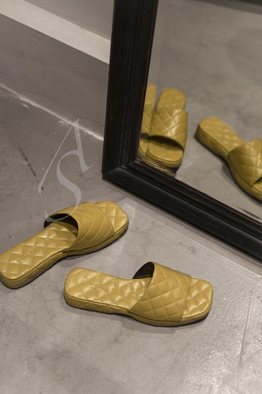 BY FAR 赭黄色/黑色LILO亮面压纹厚底拖鞋 商品图2