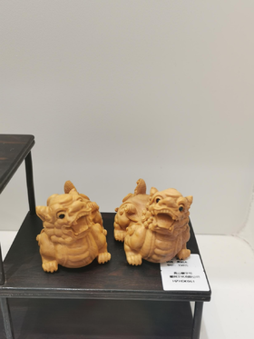 W°黄杨木对狮