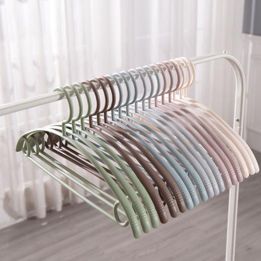 【立体弧形 不起包不留痕】宽肩无痕加粗衣架 成人防滑衣架居家日用收纳整理塑料衣架 商品图5