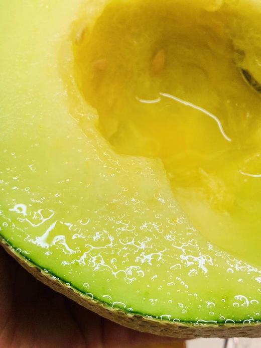 #牛三蜜瓜#，蜜蜂授粉，口感甜蜜绵柔，秀色可人，特别适合宝贝添辅食。底部微软就是最佳赏味时 商品图2