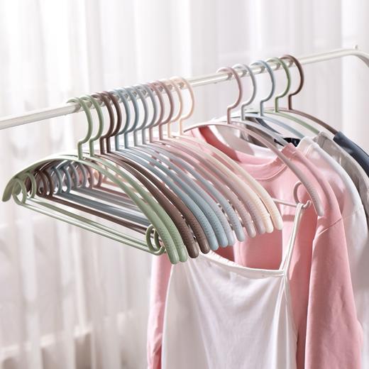 【立体弧形 不起包不留痕】宽肩无痕加粗衣架 成人防滑衣架居家日用收纳整理塑料衣架 商品图6
