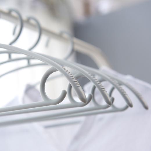 「30支装！宽肩无痕加粗款」成人防滑衣架 居家日用收纳整理塑料衣架 商品图9