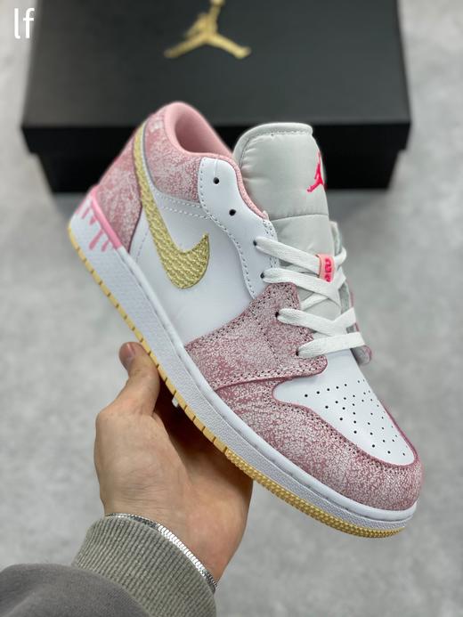 Air Jordan 1 Low GS“Paint Drip” 粉冰淇淋 周雨彤同款 鞋面采用白色皮革作为基底。水洗粉红色 商品图3