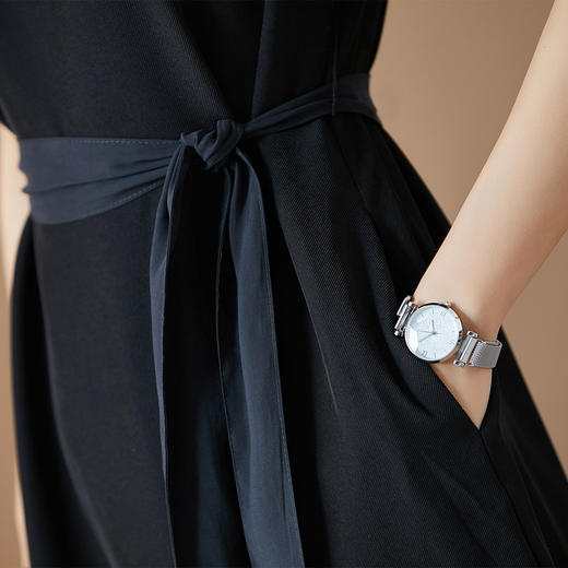 剩S 米思阳夏季2024新款简约大方纯色V领系带侧开叉连衣裙女2503 商品图4