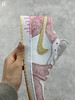 Air Jordan 1 Low GS“Paint Drip” 粉冰淇淋 周雨彤同款 鞋面采用白色皮革作为基底。水洗粉红色 商品缩略图1