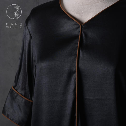 XYS-002弹力缎香云纱V领滚边套头上衣 商品图4