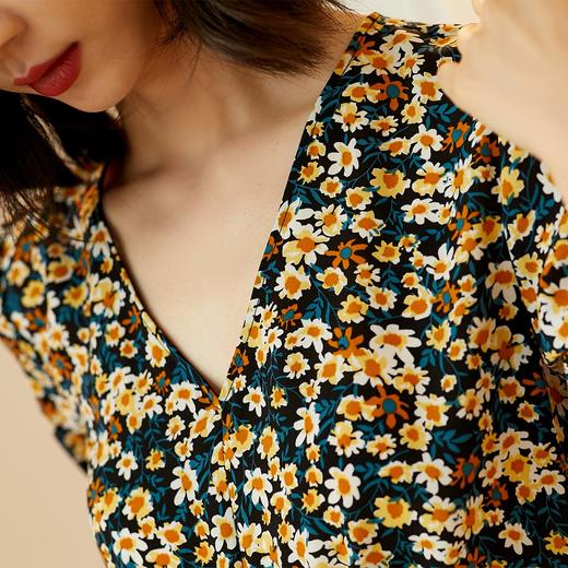 米思阳夏季2021新款时尚复古小碎花V领开叉薄款连衣裙 商品图4