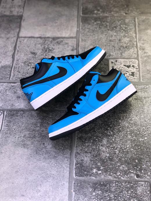 Air Jordan 1 Low “University Blue” 鞋款采用黑蓝撞色设计，北卡蓝配色皮质面料打造鞋身 商品图1