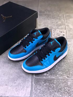 Air Jordan 1 Low “University Blue” 鞋款采用黑蓝撞色设计，北卡蓝配色皮质面料打造鞋身