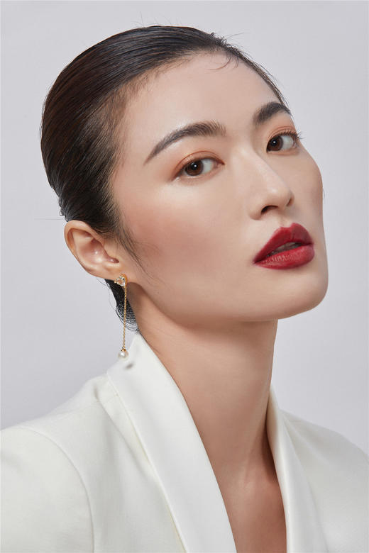 Pearl moments 白色托帕珍珠耳线 商品图2