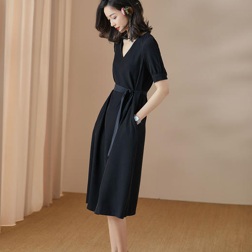 剩S 米思阳夏季2024新款简约大方纯色V领系带侧开叉连衣裙女2503 商品图3