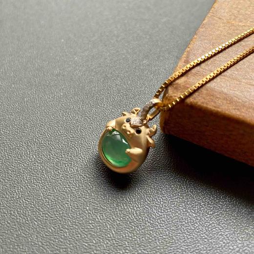 高冰种阳绿翡翠蛋面抱抱牛18k黄金钻石镶嵌 商品图2