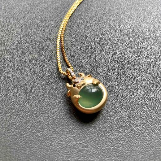 高冰种晴水绿翡翠蛋面抱抱牛18k黄金钻石镶嵌 商品图0