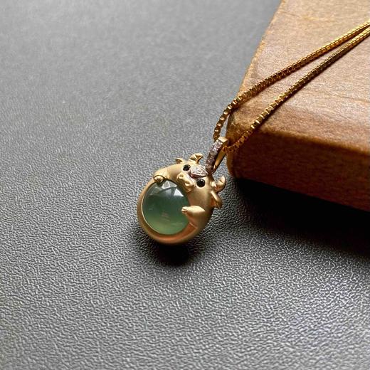 高冰种晴水绿翡翠蛋面抱抱牛18k黄金钻石镶嵌 商品图2