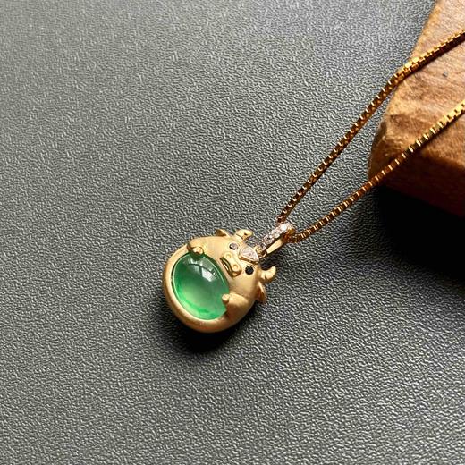 高冰种阳绿翡翠蛋面抱抱牛18k黄金钻石镶嵌 商品图4
