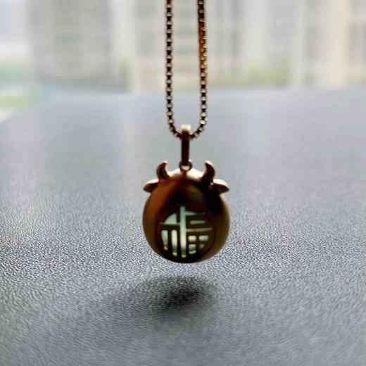 高冰种晴水绿翡翠蛋面抱抱牛18k黄金钻石镶嵌 商品图9