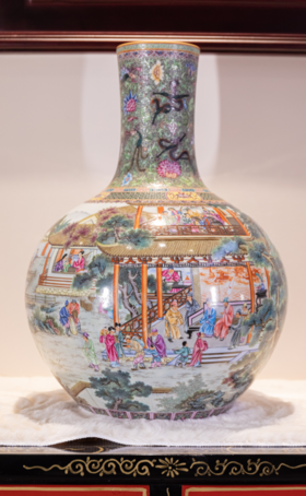 龚良斌：珐琅彩人物循环图天球瓶