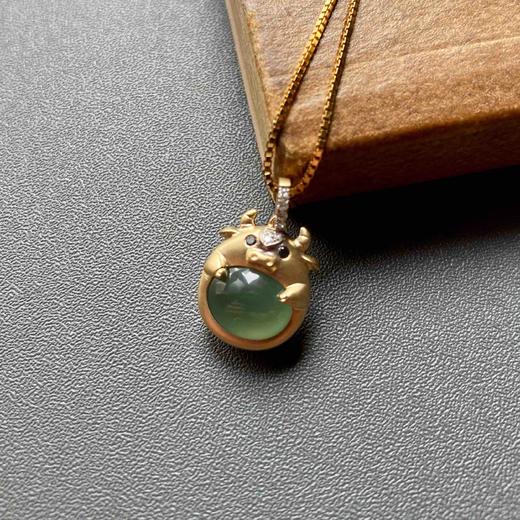 高冰种晴水绿翡翠蛋面抱抱牛18k黄金钻石镶嵌 商品图1