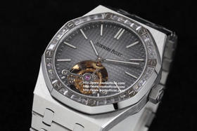 R8.factory解毒好的“陀飞轮”【2020爱彼皇家橡树陀飞轮。】独家订制Cal.2924机芯，动力储存68小时爱彼依旧保留的八角形表圈、标志性的六角形螺丝以及经典表带