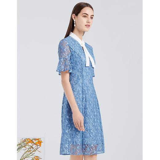 EITIE爱特爱夏季新款优雅洋气V领飘带收腰显瘦通勤蕾丝连衣裙B2107716 商品图3