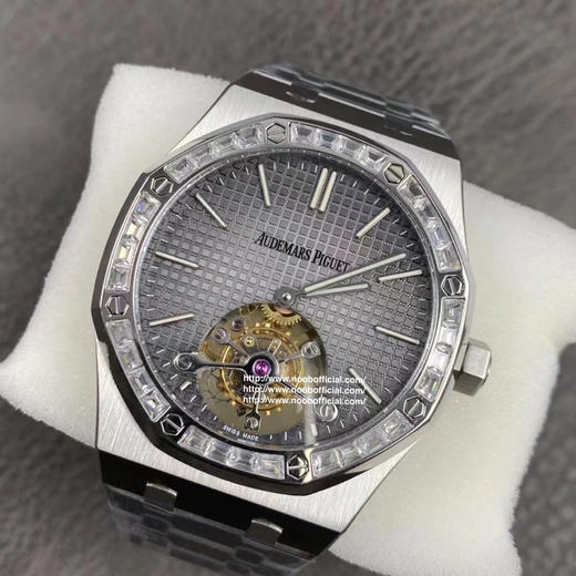 R8.factory解毒好的“陀飞轮”【2020爱彼皇家橡树陀飞轮。】独家订制Cal.2924机芯，动力储存68小时爱彼依旧保留的八角形表圈、标志性的六角形螺丝以及经典表带 商品图13