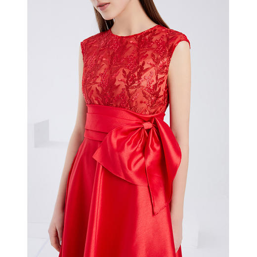 EITIE爱特爱夏季新款精致蕾丝拼接大蝴蝶结包肩袖红色礼服裙6077713 商品图2