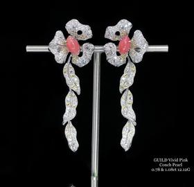 “万物生长”海螺珠钻石18K白金耳环

1.08&0.78克拉海螺珠