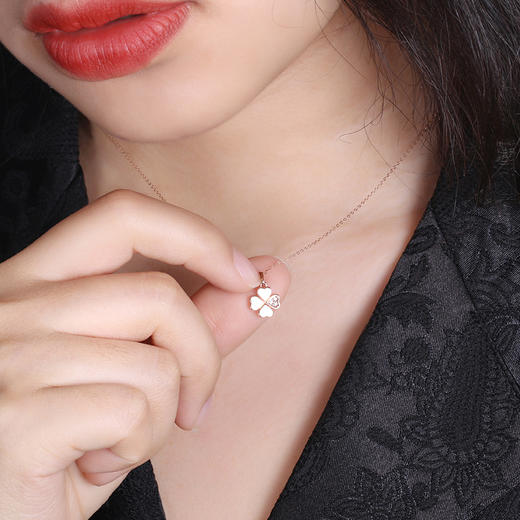 【甄选钻饰】【专享】钻石世家 18K金钻石吊坠 四叶草幸运吊坠爱心造型 送礼送女友礼物 商品图5