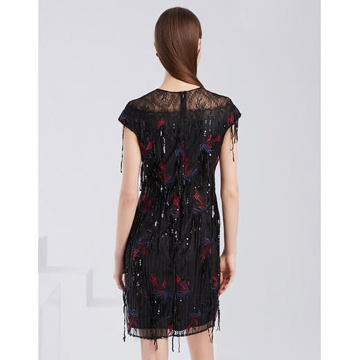 EITIE爱特爱夏季新款精致亮片绣花收腰显瘦一字领蕾丝连衣裙6007714 商品图3