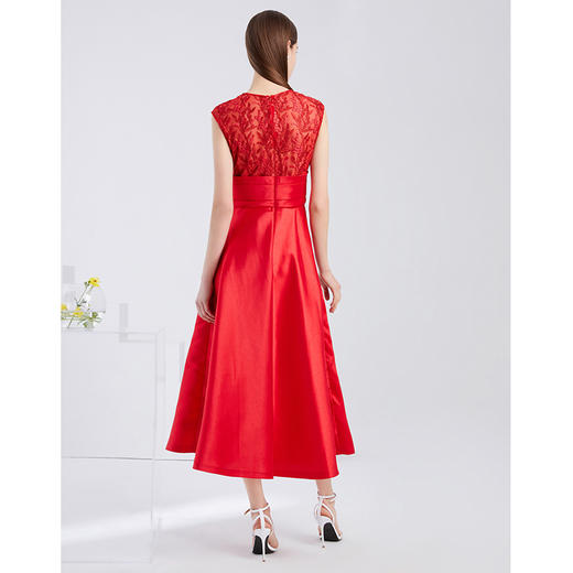 EITIE爱特爱夏季新款精致蕾丝拼接大蝴蝶结包肩袖红色礼服裙6077713 商品图3