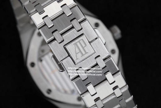 R8.factory解毒好的“陀飞轮”【2020爱彼皇家橡树陀飞轮。】独家订制Cal.2924机芯，动力储存68小时爱彼依旧保留的八角形表圈、标志性的六角形螺丝以及经典表带 商品图4