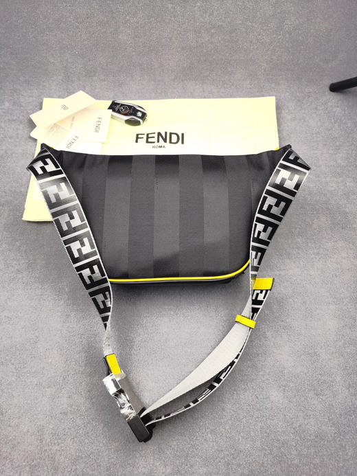 春季特价💰580 FENDI 芬迪
丝印字母胸包268568 商品图1
