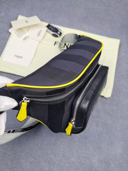 春季特价💰580 FENDI 芬迪
丝印字母胸包268568 商品图2