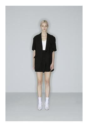 单肩花边一粒扣西服