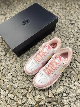 Nike Air Force 1 Low ’07 冰淇淋🍦 整双鞋以以白色皮革搭配水洗效果的粉色皮革