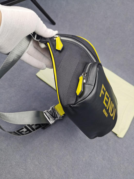 春季特价💰580 FENDI 芬迪
丝印字母胸包268568 商品图6