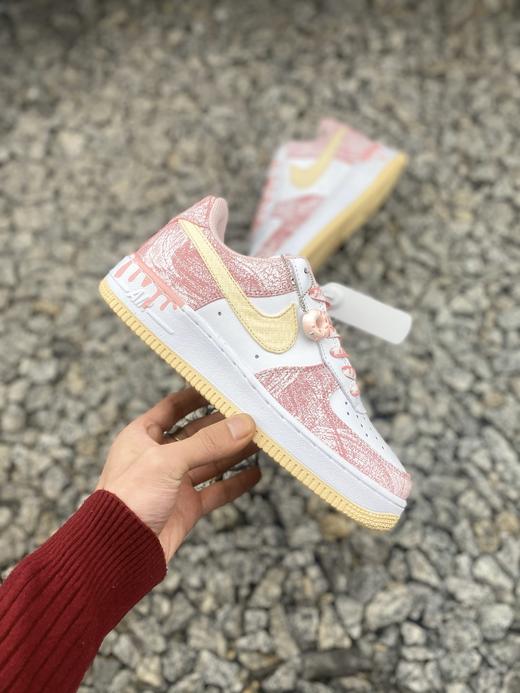 Nike Air Force 1 Low ’07 冰淇淋🍦 整双鞋以以白色皮革搭配水洗效果的粉色皮革 商品图1