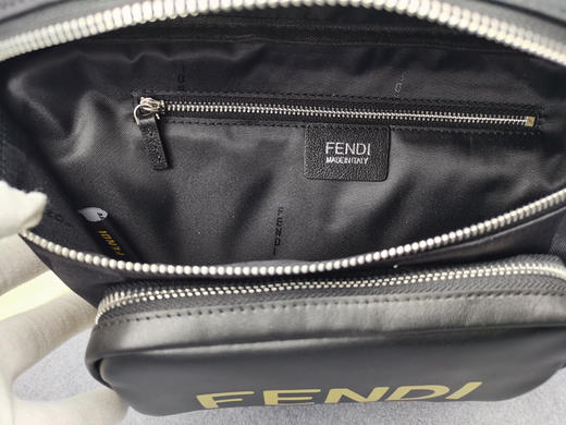 春季特价💰580 FENDI 芬迪
丝印字母胸包268568 商品图8