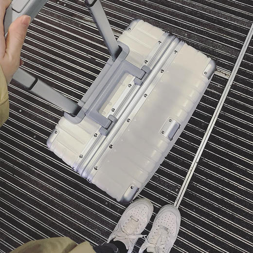 【三天左右发】任性陪你走四方，高质感的行李箱！双层德国拜耳ABS+PC+航空铝合金+360°万向静音轮！20寸可登机/24英寸、28英寸需要托运 黑色/白色/灰色/墨绿/红色 5色可选 商品图8