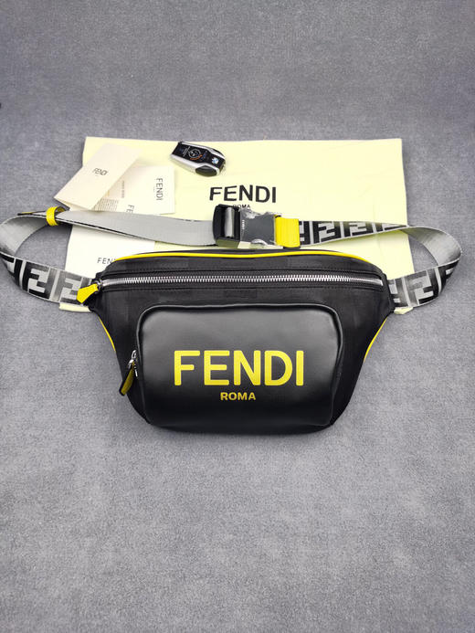 春季特价💰580 FENDI 芬迪
丝印字母胸包268568 商品图0